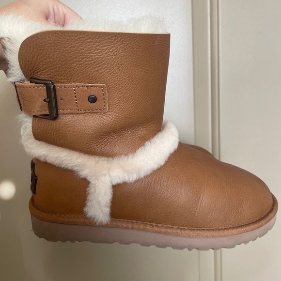 UGG Airehart Boots - Picture 4 of 14